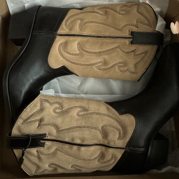 NWT ZARA EMBROIDERED COMBINED LEATHER BOOTS. Size 7.5 - Picture 8 of 9